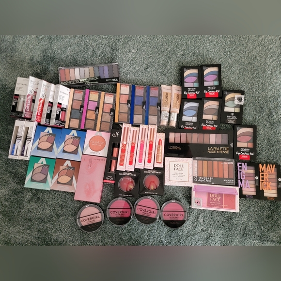 Mystery Makeup Box 📦 ✨️ - Picture 4 of 6